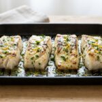 Poisson grillé à la sauce au beurre citronné (persil & zestes)