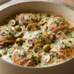 Poulet en cocotte aux olives, aux champignons et à la crème de moutarde