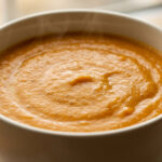 Velouté de butternut aux lentilles corail et au beurre de cacahuète